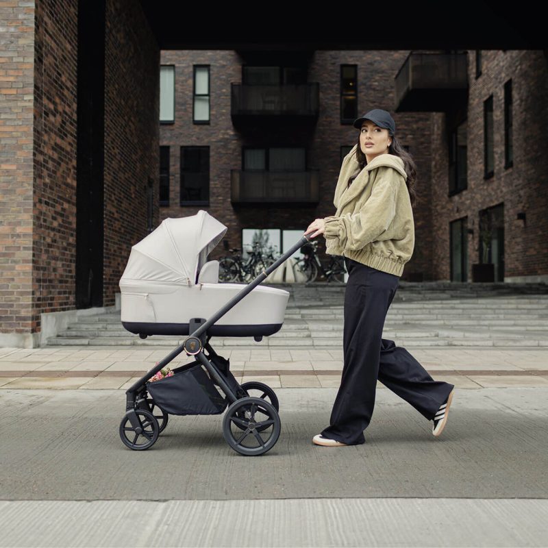 venicci-claro-pushchair-lifestyle_1_